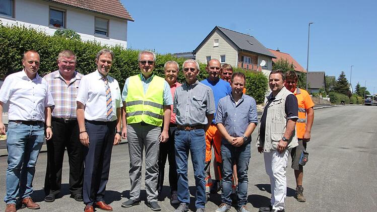 Über die Fertigstellung freuen sich von links Bürgermeister Thomas Löffler, Reinhold Heinlein, Landrat Klaus Löffler, der Chef von Krumpholz, Klaus Rubenbauer, der Leiter Tiefbau Gunther Dressel, FWG-Geschäftsführer Jürgen Woller und Gerhard Löffler (rechts).