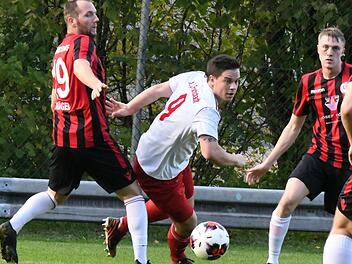 Nach drei Niederlagen in Folge hat Lukas Lieb (weißes Trikot) mit dem FC Fuchsstadt wieder die Kurve gekriegt. Der SV Memmelsdorf (links: Daniel Krüger) wurde deutlich mit 4:0 besiegt. Foto: Hopf