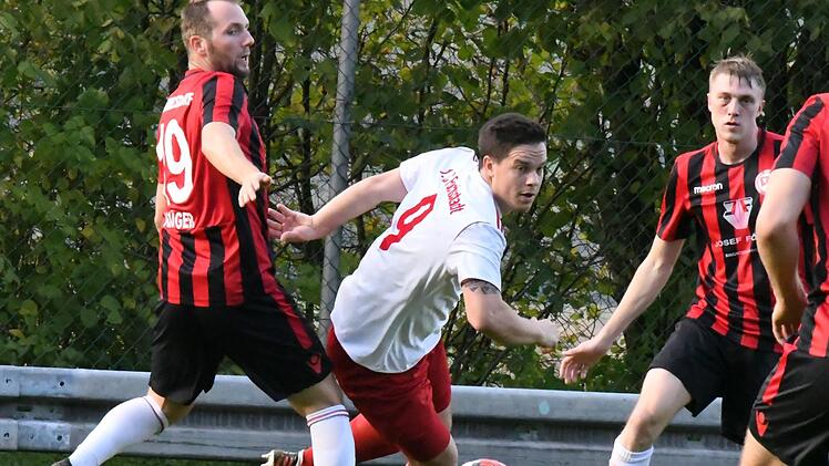 Nach drei Niederlagen in Folge hat Lukas Lieb (weißes Trikot) mit dem FC Fuchsstadt wieder die Kurve gekriegt. Der SV Memmelsdorf (links: Daniel Krüger) wurde deutlich mit 4:0 besiegt. Foto: Hopf