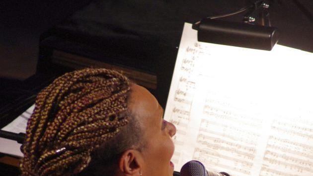 Jocelyn B. Smith gab im Max-Littmann-Saal passend zu ihrem neuen Album "Shine a light" ein Konzert, das rund 500 Zuhörer begeisterte.Klaus Werner