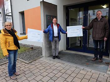 Dankbar über die Zuwendung  von jeweils 1000 Euro: (von links)  Judith Dekant (Bürgermeisterin von Thundorf), Günter Jira (Bayernwerk) und  Fridolin Zehner (Bürgermeister von  Rannungen). Foto: Philipp Bauernschubert