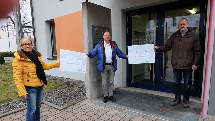 Dankbar über die Zuwendung  von jeweils 1000 Euro: (von links)  Judith Dekant (Bürgermeisterin von Thundorf), Günter Jira (Bayernwerk) und  Fridolin Zehner (Bürgermeister von  Rannungen). Foto: Philipp Bauernschubert