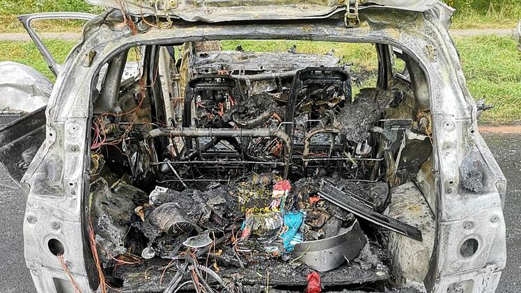 Unfall bei Michelau: Auto brennt komplett aus