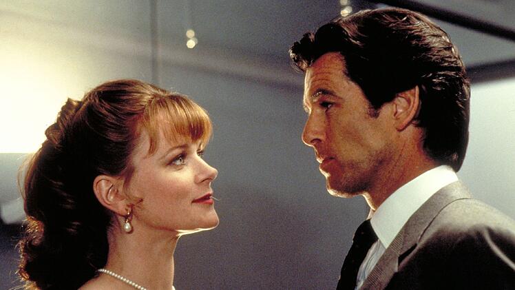 Ach ja, James Bond (Pierce Brosnan) und die Frauen. Auch Miss Moneypenny (Samantha Bond), die Sekret&auml;rin seiner Chefin M., h&auml;tte gerne einmal ein Date mit dem Spion. Ihre Flirts sind fester Bestandteil der Filmreihe.