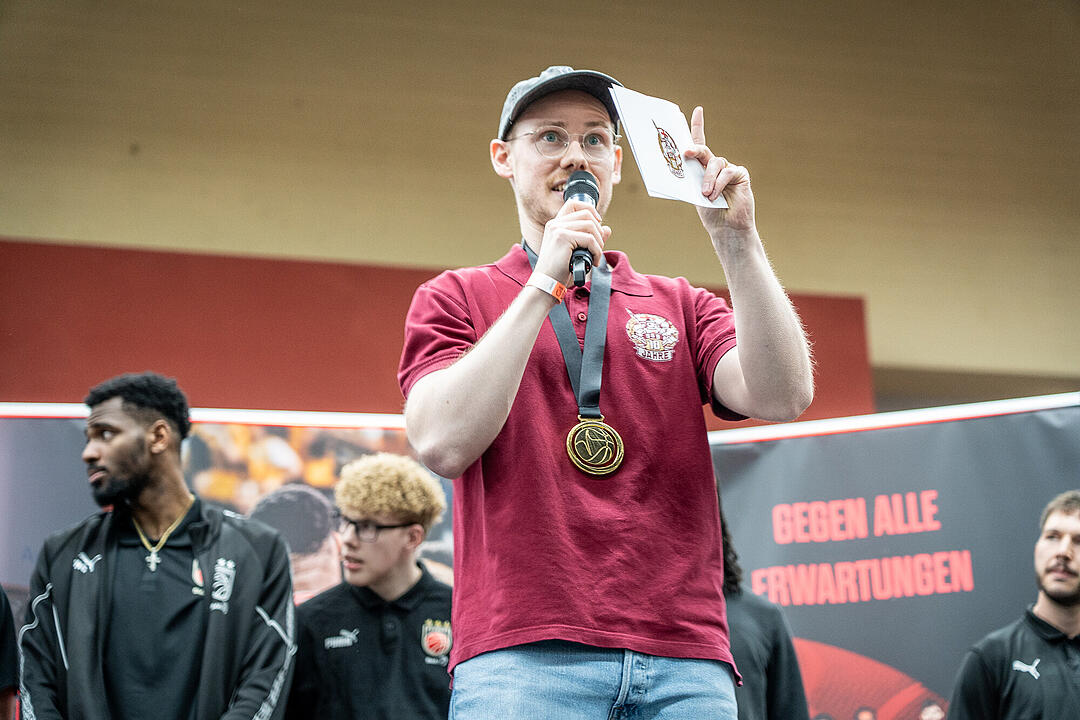 Freak City feiert seine Pokal-Helden.