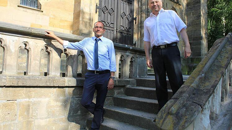 Dekan Roland Huth und Kirchenpfleger Helmut Kollo auf der Kirchentreppe, die erneuert werden muss.