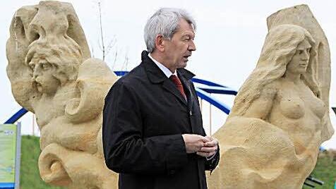 Der Bamberger Landrat Hans Kalb inmitten der Doppelskulptur von Manfred Reinhart, die den Main (links) und die Lauter symbolisiert.