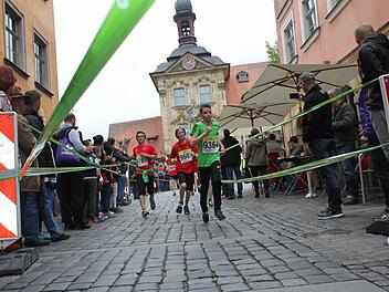 Spalier für die Sportler: Der Bereich beim Alten Rathaus ist bei den Zuschauern des Weltkulturerbelaufes stets sehr beliebt. Fotos: Pack