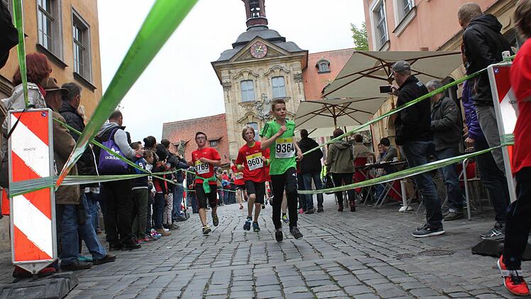 Spalier für die Sportler: Der Bereich beim Alten Rathaus ist bei den Zuschauern des Weltkulturerbelaufes stets sehr beliebt. Fotos: Pack