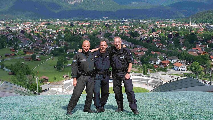 Vereint strahlend posieren die Polizisten Marco Lierck, Wilfried Hofmann aus Bamberg und Stefan Czarnecki aus Hamburg bei der Sprungschanze in Garmisch für ein Erinnerungsfoto. Foto: privat