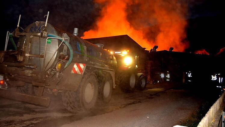 Landwirte packten mit an und brachten Wasser zum Löschen.  Foto: Peter Rauch