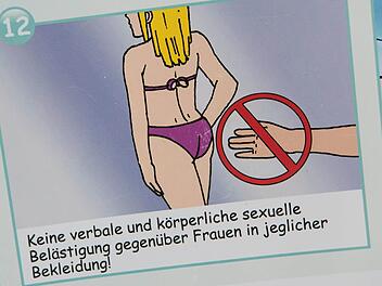Ein Plakat mit Baderegeln h&auml;ngt in einem Schwimmbad in M&uuml;nchen. Dort wird dar&uuml;ber aufgekl&auml;rt, dass Frauen weder verbal noch k&ouml;rperlich sexuell bel&auml;stigt werden d&uuml;rfen. Auch B&auml;der im Landkreis Ha&szlig;berge haben Hinweisschilder mit den Baderegeln aufgestellt. Foto: Sven Hoppe, dpa