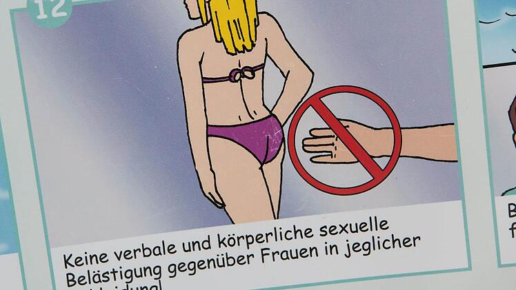 Ein Plakat mit Baderegeln h&auml;ngt in einem Schwimmbad in M&uuml;nchen. Dort wird dar&uuml;ber aufgekl&auml;rt, dass Frauen weder verbal noch k&ouml;rperlich sexuell bel&auml;stigt werden d&uuml;rfen. Auch B&auml;der im Landkreis Ha&szlig;berge haben Hinweisschilder mit den Baderegeln aufgestellt. Foto: Sven Hoppe, dpa