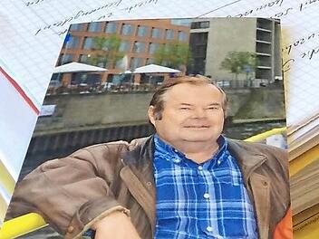 Das Bild ihres Vater Wolfgang R. hat Tochter Alexandra S. immer im Gericht dabei. Foto: Christiane Lehmann