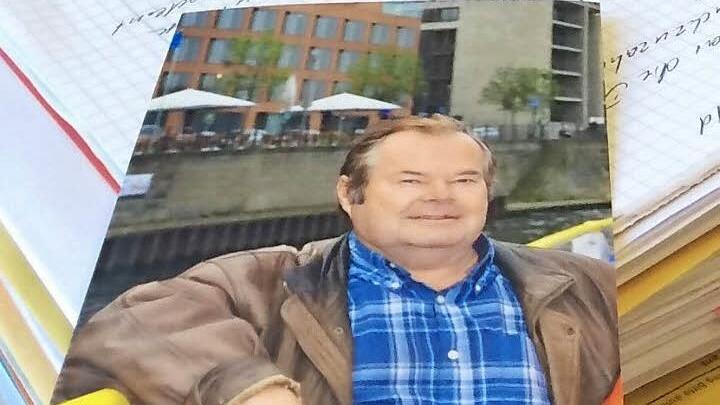 Das Bild ihres Vater Wolfgang R. hat Tochter Alexandra S. immer im Gericht dabei. Foto: Christiane Lehmann