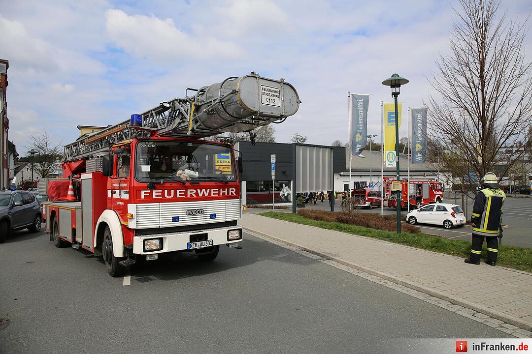 Feuerwehr evakuiert Supermarkt in Rehau