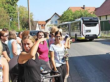 Positiv überrascht waren die aufgebrachten Mütter, als gestern am frühen Nachmittag zwei Gelenkbusse ihre Kinder aus Höchstadt zurück nach Aisch brachten.  Foto: Andreas Dorsch