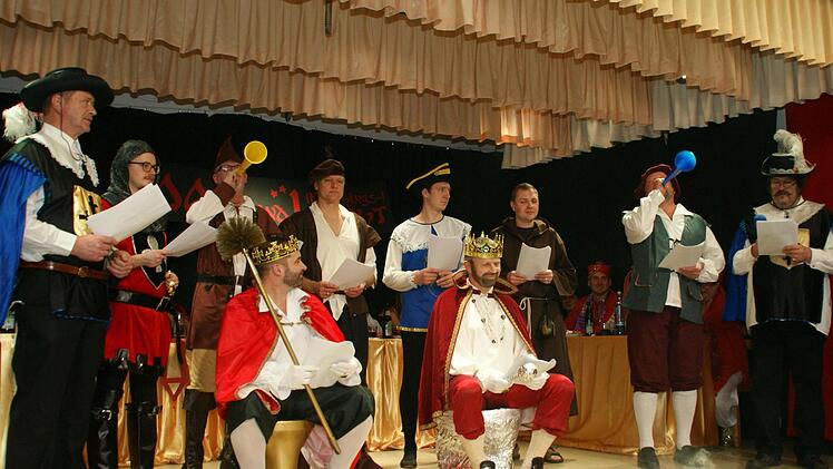 Mit König und Kaiser kam die Gesangsgruppe und knechtete das "niedere Volk" samt Bürgermeister. Foto: Joachim Beez