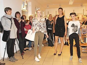 Die Models Jördis, Anne und Amelie (von links) zeigten bei der Präsentation legere Kleidung für das Frühjahr. Foto: Eckehard Kiesewetter