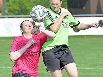 Zwei Mal waren die SpVgg Effeltrich (li. Christine Schrott) und der FC Schlaifhausen (re. Carina Pieger) erbitterte Gegner (Ergebnisse: 3:2 und 3:4). Am Samstag wird der Bezirksliga-Platzhirsch der größte Fan des Neulings (gegen die SpVgg Erlangen II) sein und benötigt einen eigenen Sieg in Adelsdorf.  Foto: Picturedreams