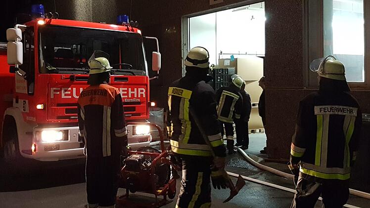Die Feuerwehrleute mussten das Gebäude in Küps wegen der starken Rauchentwicklung längere Zeit entlüften. Foto: Marco Meißner