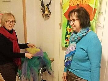 Helga Schramm und Elisabeth Vorstoffel schmücken das Seniorenheim in Ebermannstadt.  Foto: Carmen Schwind