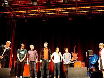Experiment mit Freiwilligen: Durch die Zuschauer floss der Strom.  Fotos: Richard Sänger