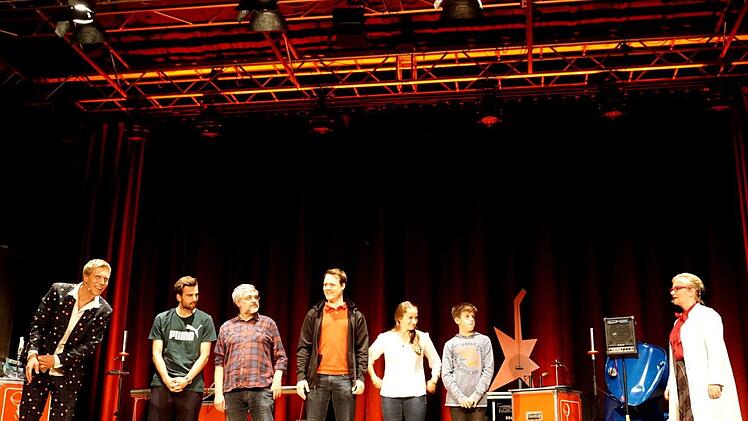 Experiment mit Freiwilligen: Durch die Zuschauer floss der Strom.  Fotos: Richard Sänger