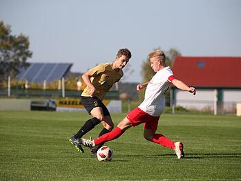 Fabian Stumpf vom TSV Neuhaus gr&auml;tscht gegen Jonas Reinholz (BSC Erlangen).  Foto: Sebastian Baumann, anpfiff.info