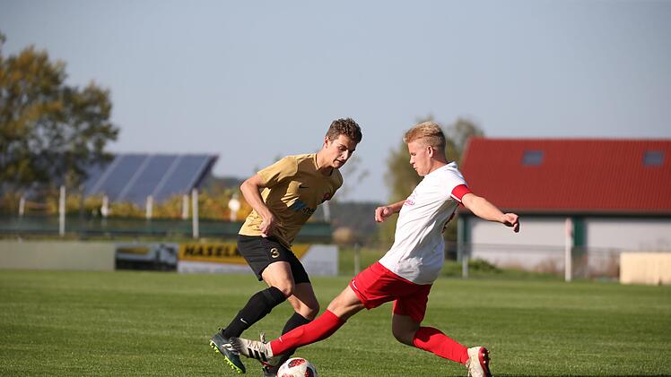 Fabian Stumpf vom TSV Neuhaus gr&auml;tscht gegen Jonas Reinholz (BSC Erlangen).  Foto: Sebastian Baumann, anpfiff.info