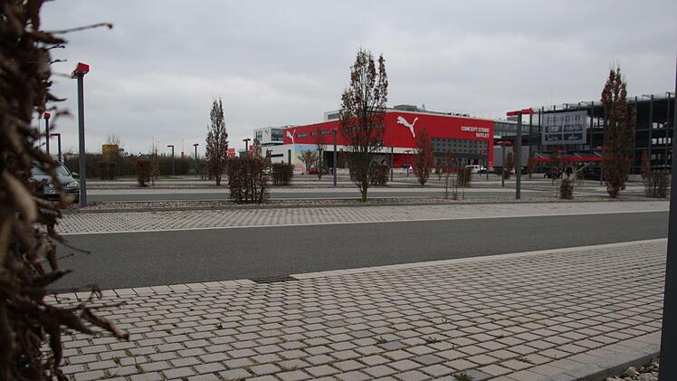 Ausgangsbeschränkung wegen des Coronavirus: Sonst ist samstags vor dem Puma-Outlet in Herzogenaurach oft kein Parkplatz mehr zu finden. Foto: Christian Bauriedel