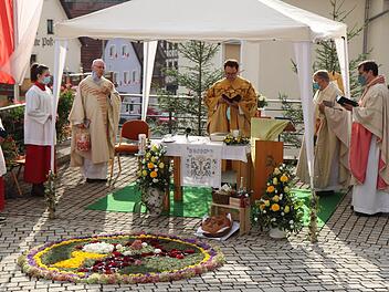 Domvikar Paul Weismantel, Christian Wohlfahrt, Pfarrer Werner  Wolf, und Pfarrer Florian Stark am Altar Foto: Thomas Weichert