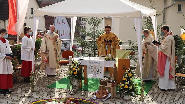 Domvikar Paul Weismantel, Christian Wohlfahrt, Pfarrer Werner  Wolf, und Pfarrer Florian Stark am Altar Foto: Thomas Weichert