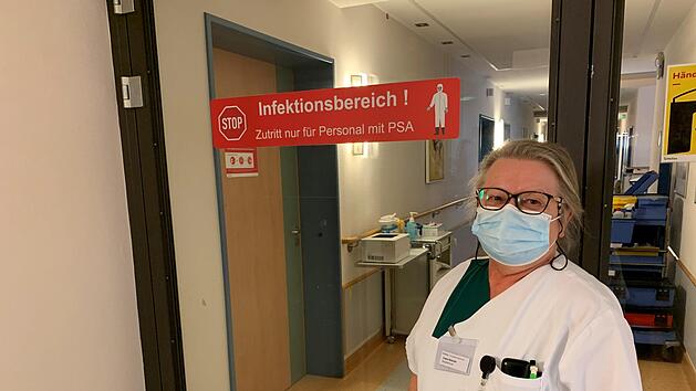 Schwester  Irina steht vor der Covid-Station in Bad Kissingen. Foto: Ozan Kuhn