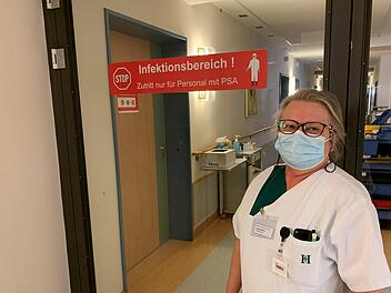 Schwester  Irina steht vor der Covid-Station in Bad Kissingen. Foto: Ozan Kuhn