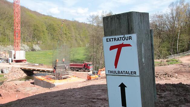 Die Extratour "Thulbataler" mitten durch die Baustelle soll auf Wunsch der Gemeinde m&ouml;glichst lange begehbar bleiben - samt Blick auf die riesige Baustelle. Foto: Ralf Ruppert