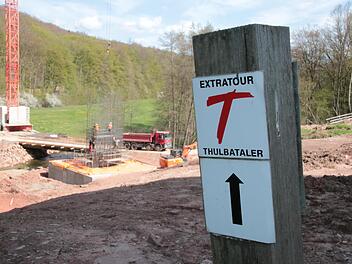 Die Extratour "Thulbataler" mitten durch die Baustelle soll auf Wunsch der Gemeinde möglichst lange begehbar bleiben - samt Blick auf die riesige Baustelle. Foto: Ralf Ruppert