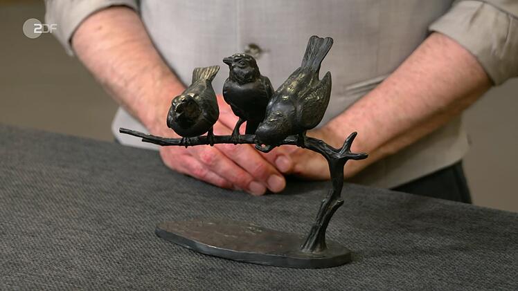 Drei naturalistische Spatzen aus Bronze datierte Colmar Schulte-Goltz zwischen 1920 und 1930. Für das Objekt des deutschen Bildhauers Wilhelm Karl Robra wurden 200 Euro gewünscht. Der Experte schätzte sogar auf 350 bis 450 Euro und Wolfgang Pauritsch zahlte 410 Euro für die "liebliche Darstellung".