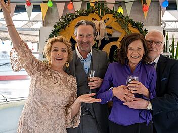 "Ich will mein Glück zurück" Partnertausch zur Goldhochzeit? Das Leben von Ulla (Michaela May, links), Paul (Helmut Zierl, zweiter von links), Rita (Angela Roy) und Robert (Ernst Stötzner) wird nach Pauls Geständnis plötzlich nicht mehr dasselbe sein.
