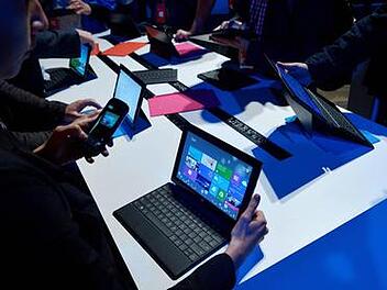 Windows 8 überrascht die Nutzer mit einer komplett überarbeiteten Ansicht. Statt kleiner Icons gibt es große "Kachel" genannte Bilder. Foto: Justin Lane/dpa