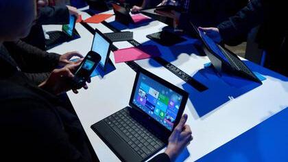 Windows 8 überrascht die Nutzer mit einer komplett überarbeiteten Ansicht. Statt kleiner Icons gibt es große "Kachel" genannte Bilder. Foto: Justin Lane/dpa