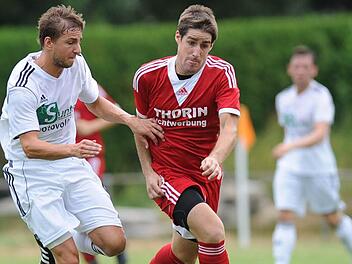 Eng am Mann: Defensivspieler Benjamin Prüll (links) wechselt vom Bezirksligisten FC Schwarzenfeld in der Oberpfalz zum TSV Neudrossenfeld.  Foto: Neuer Tag Weiden
