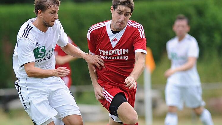 Eng am Mann: Defensivspieler Benjamin Prüll (links) wechselt vom Bezirksligisten FC Schwarzenfeld in der Oberpfalz zum TSV Neudrossenfeld.  Foto: Neuer Tag Weiden