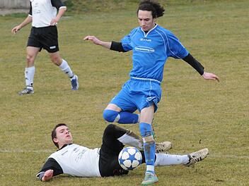 Lässt sich auf dem Weg zum 2:0 für die SpVgg Detter-Weißenbach nicht aufhalten: Timo Eisler. Foto: ssp