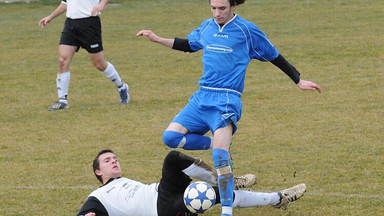 Lässt sich auf dem Weg zum 2:0 für die SpVgg Detter-Weißenbach nicht aufhalten: Timo Eisler. Foto: ssp