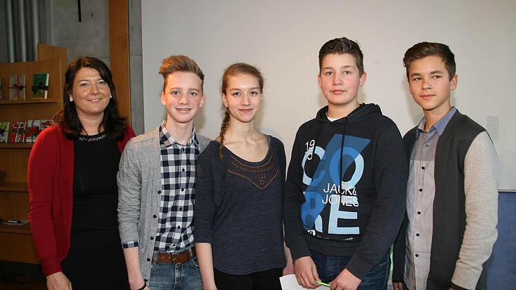 Die vier Finalisten Yannick Hupfer, Henrike Fröhlich, Paul Völlner und Daniel Woloschin mit Schulkoordinatorin Julia Brehm (links) Foto: Sylvia Hubele