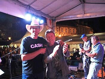 Das erste Mal gemeinsam auf der Bühne: Bobby Beer alias Gerald Vielwerth (links) und Lucky Herbert (2. von links). Fotos: Heike Beudert