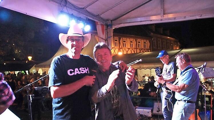 Das erste Mal gemeinsam auf der Bühne: Bobby Beer alias Gerald Vielwerth (links) und Lucky Herbert (2. von links). Fotos: Heike Beudert