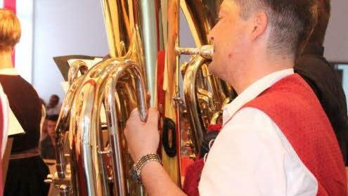 Viel Kraft wegen des Gewichts und viel Luft brauchen die Bläser von Bässen. Foto: Helmut Will