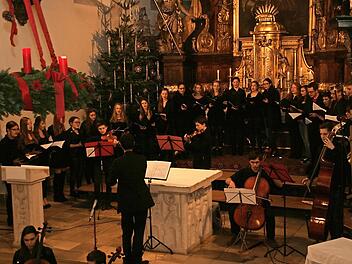 Zwei Tage vor Weihnachten stimmten Schüler und Lehrer des Gymnasiums Höchstadt musikalisch auf das Christfest ein. Foto: Sylvia Hubele